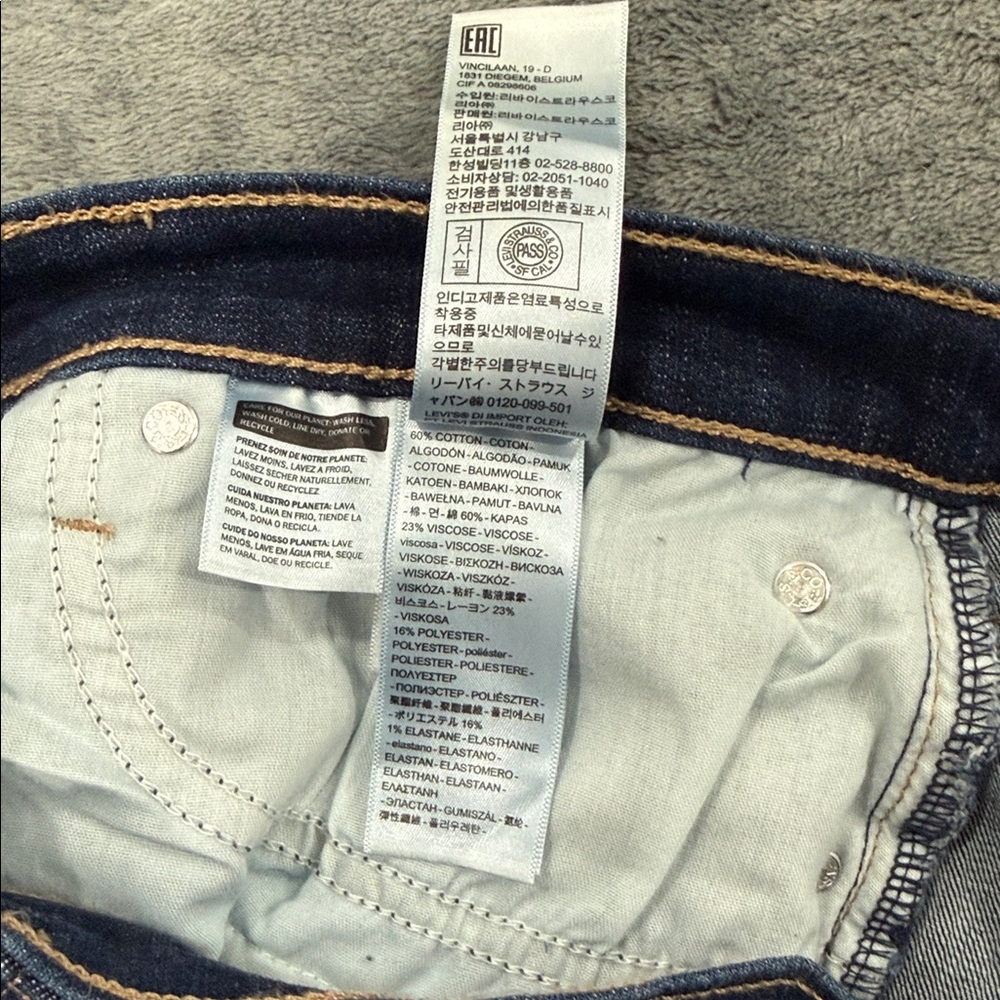 Levi’s Mid Length Shorts - Picture 5 of 5